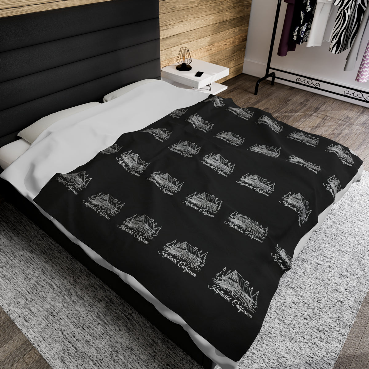 Velveteen Plush Blanket Idyllwild log Cabin Pattern Black